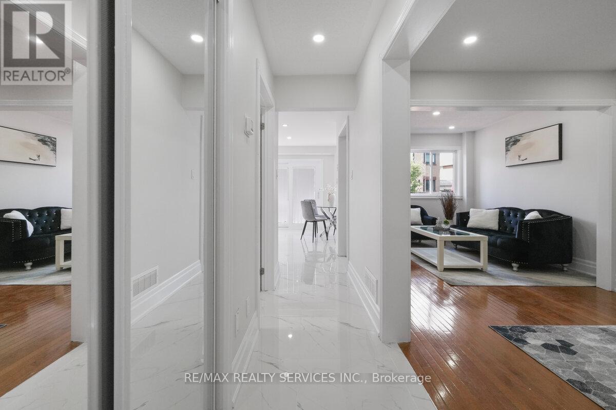 Photo 9 of 33 Valonia Drive, Brampton ON