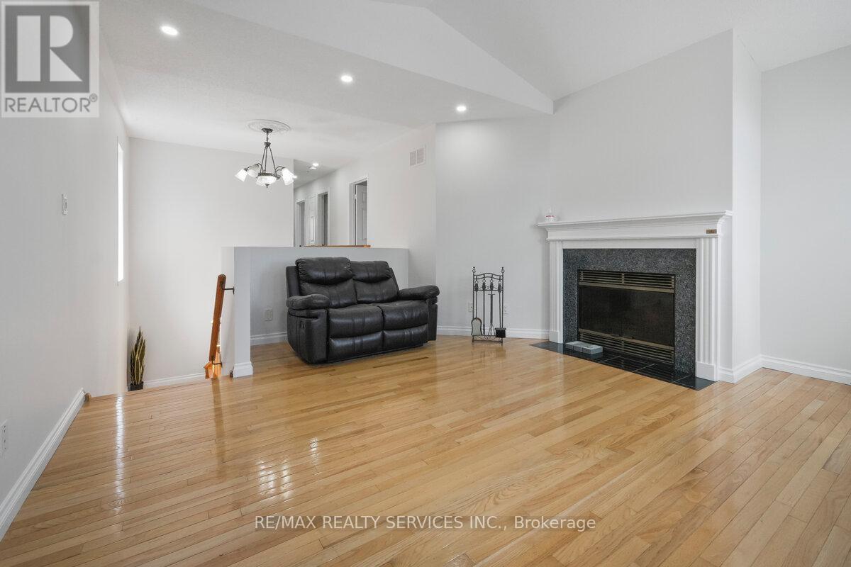 Photo 17 of 33 Valonia Drive, Brampton ON