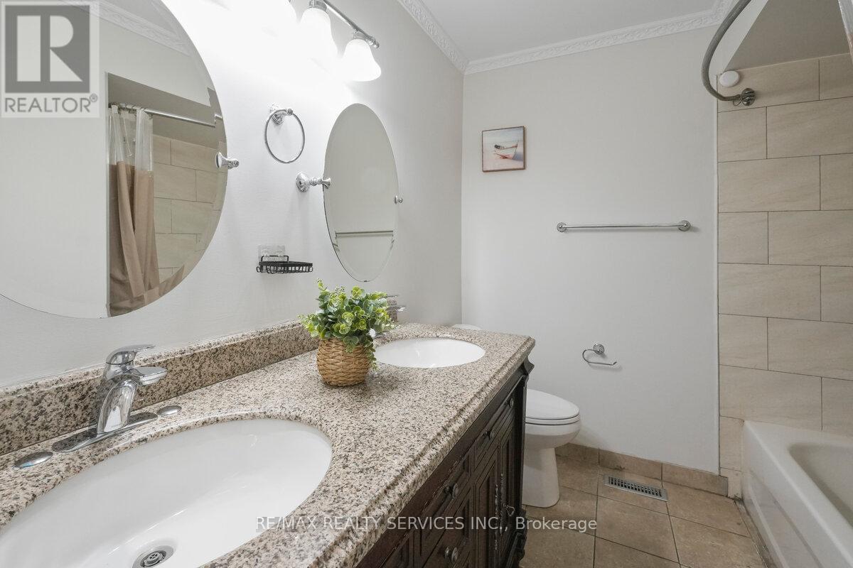 Photo 24 of 33 Valonia Drive, Brampton ON