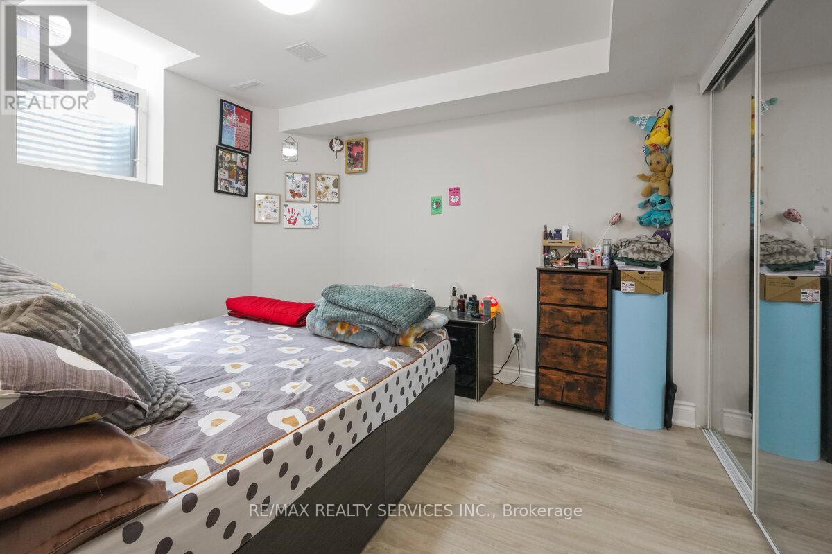 Photo 29 of 33 Valonia Drive, Brampton ON