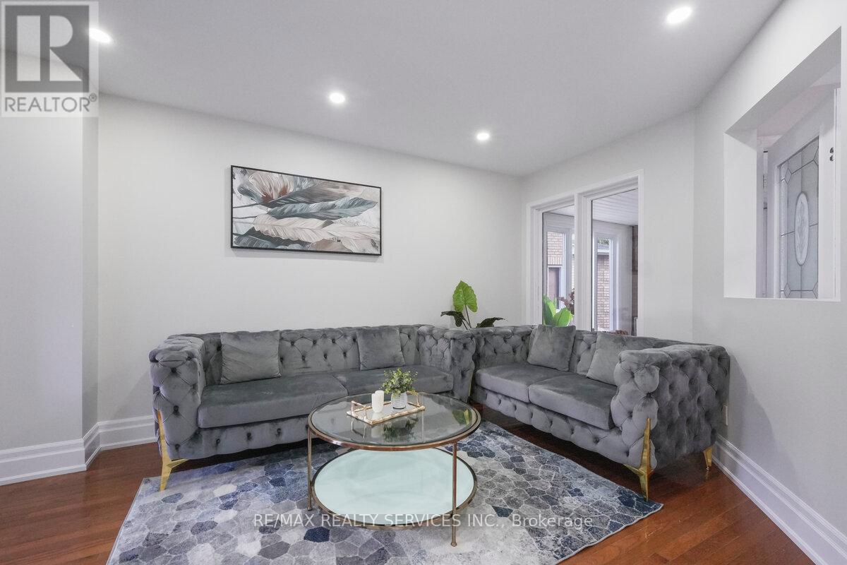 Photo 5 of 33 Valonia Drive, Brampton ON