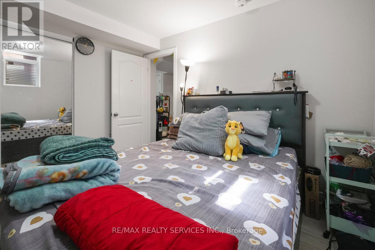 Photo 30 of 33 Valonia Drive, Brampton ON