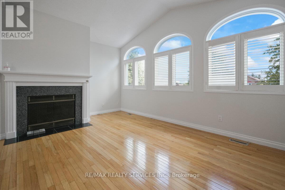 Photo 15 of 33 Valonia Drive, Brampton ON