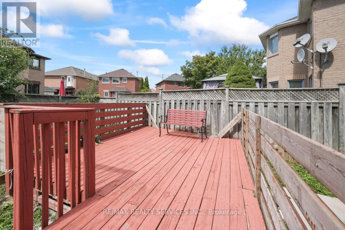 Photo 34 of 33 Valonia Drive, Brampton ON