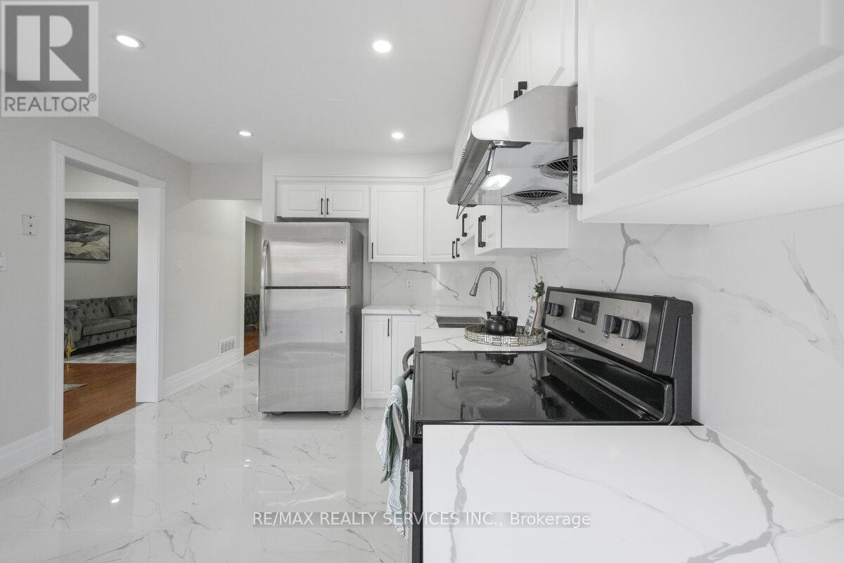 Photo 10 of 33 Valonia Drive, Brampton ON