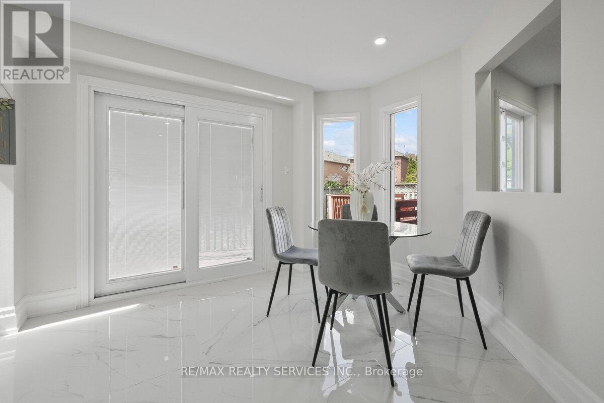 Photo 13 of 33 Valonia Drive, Brampton ON