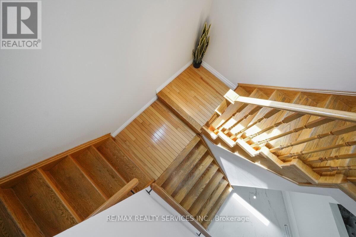 Photo 14 of 33 Valonia Drive, Brampton ON