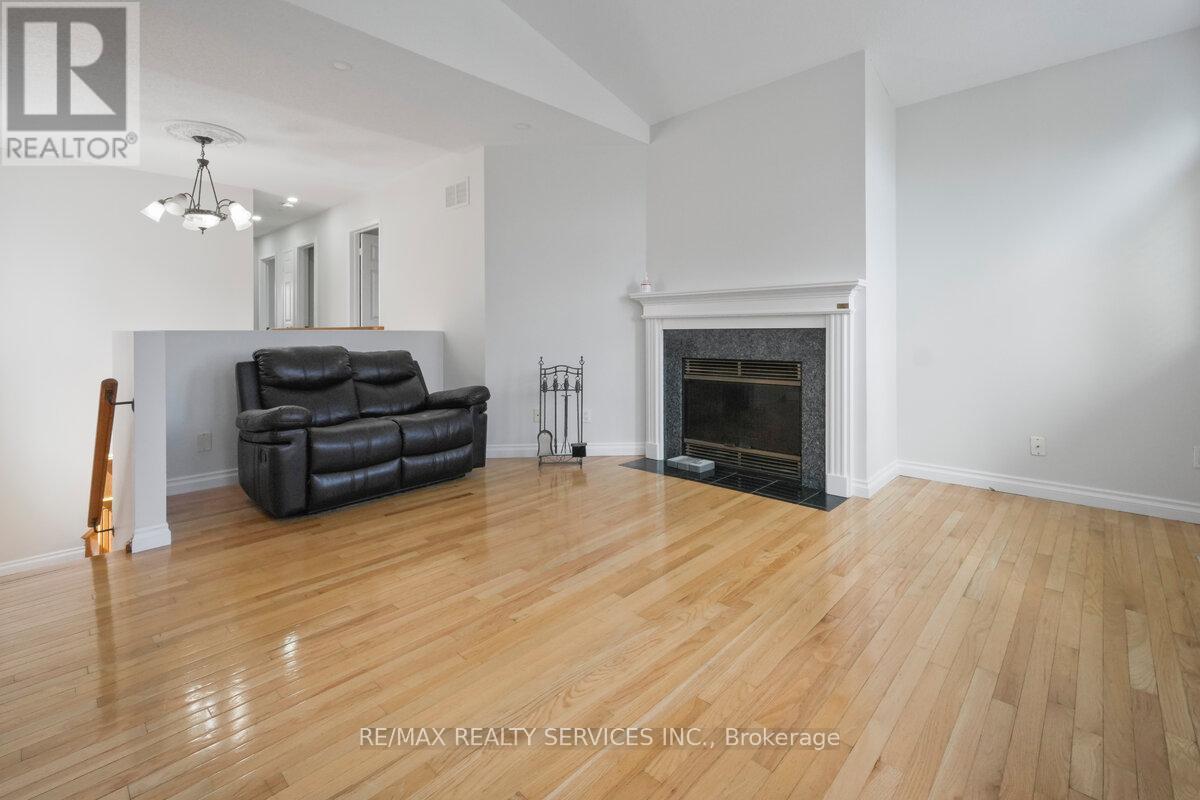Photo 16 of 33 Valonia Drive, Brampton ON