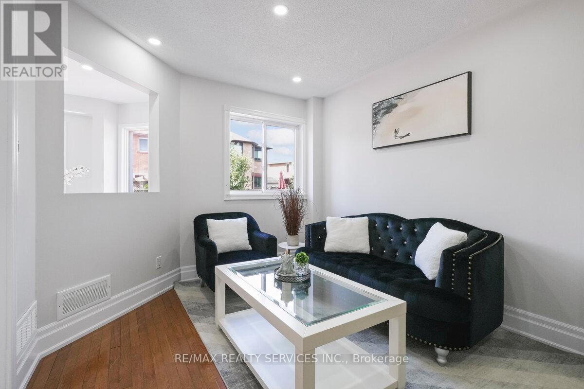 Photo 8 of 33 Valonia Drive, Brampton ON