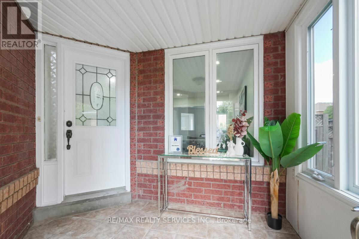 Photo 4 of 33 Valonia Drive, Brampton ON