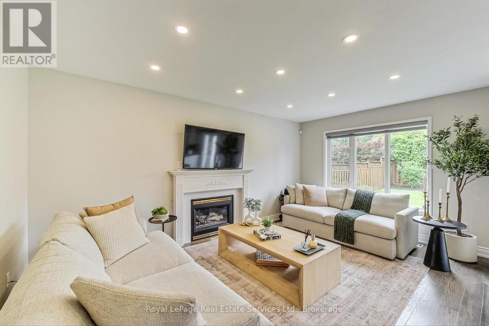 Photo 5 of 2373 Gladstone Avenue, Oakville ON
