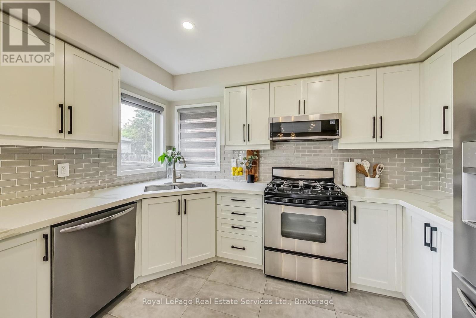 Photo 9 of 2373 Gladstone Avenue, Oakville ON