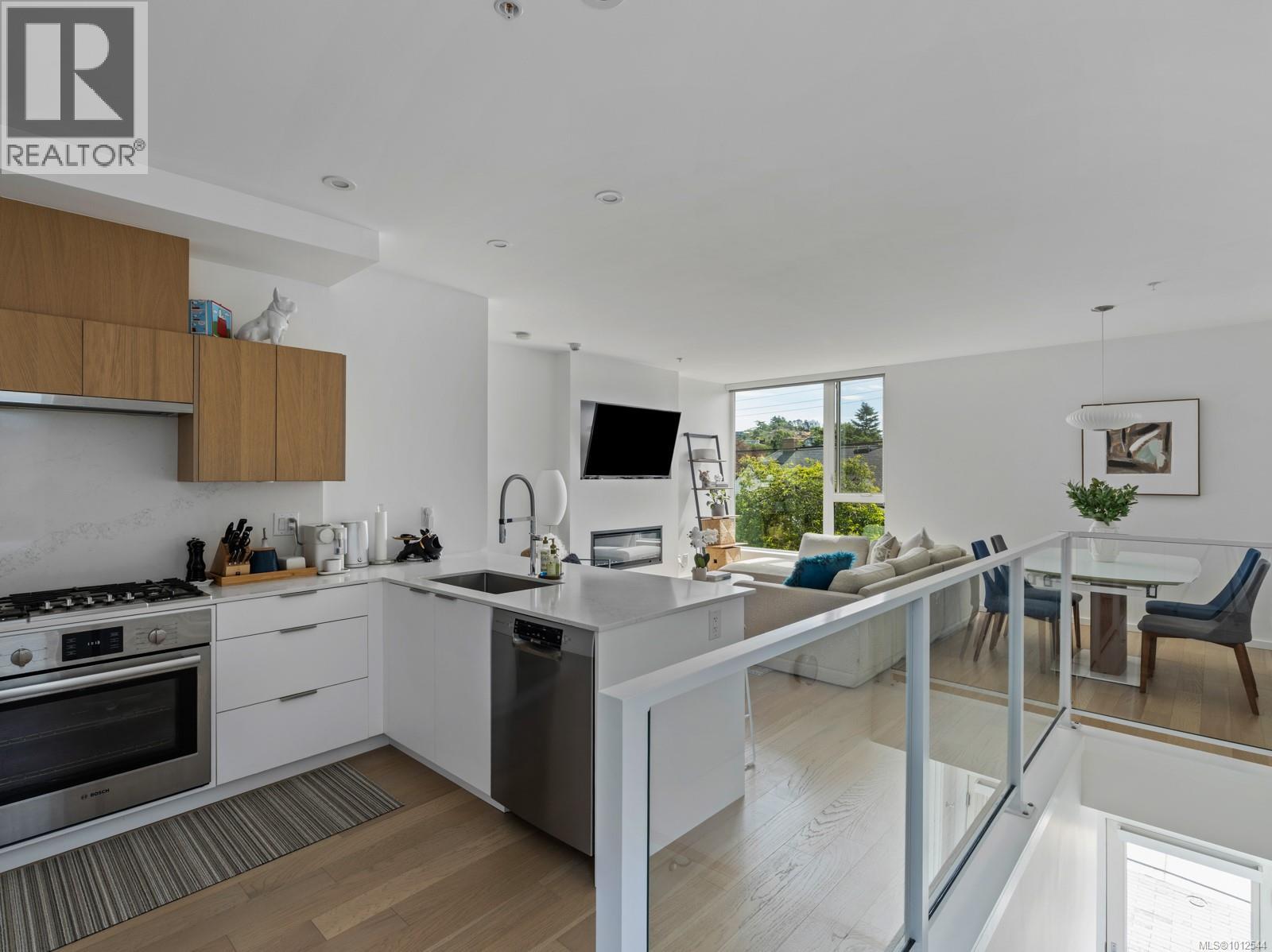Photo 12 of 108 1720 Fairfield Rd, Victoria BC