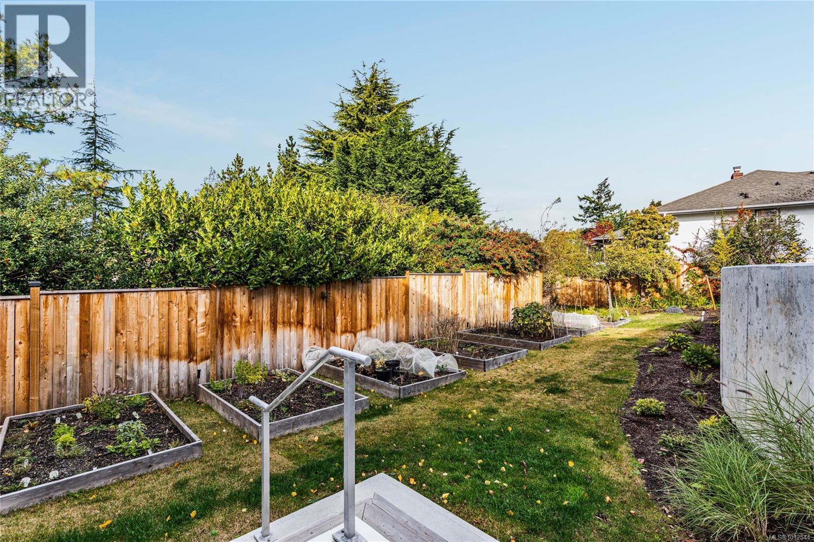 Photo 31 of 108 1720 Fairfield Rd, Victoria BC