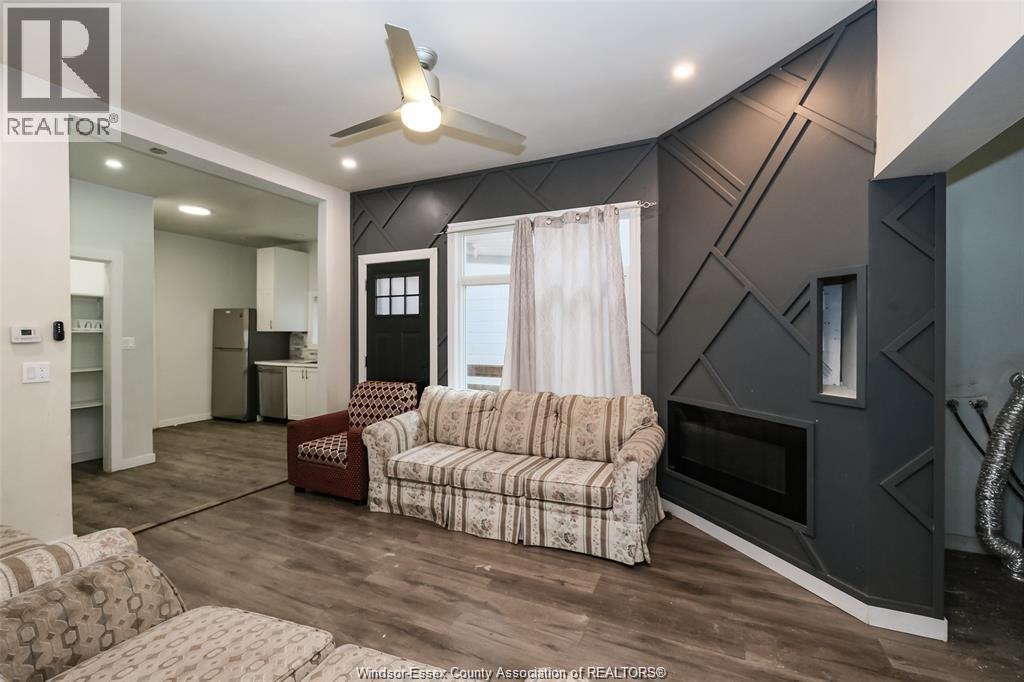 Photo 3 of 588 Caron Avenue, Windsor ON