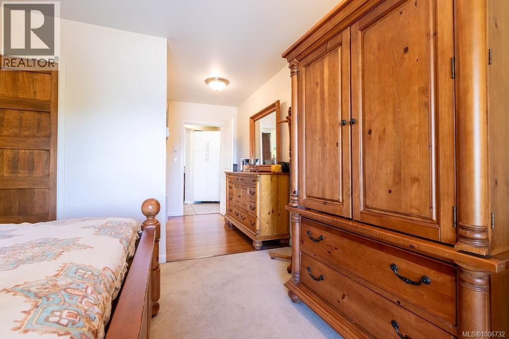 4572 Cordova Bay Rd, Saanich