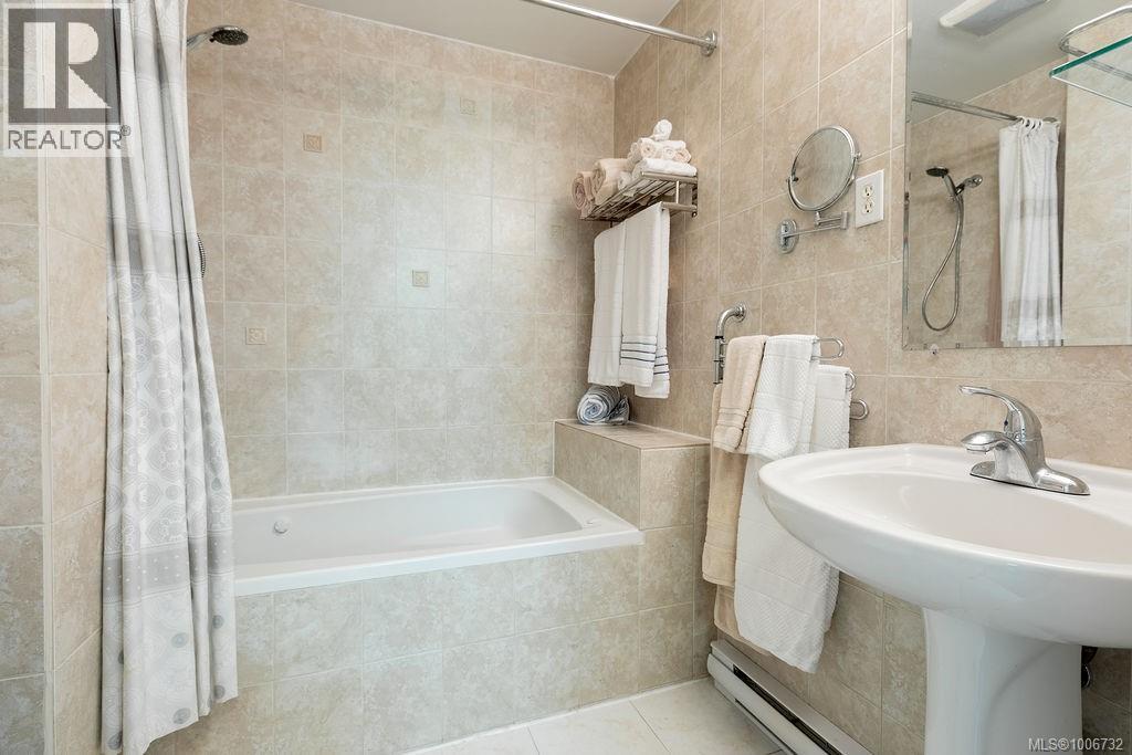 4572 Cordova Bay Rd, Saanich