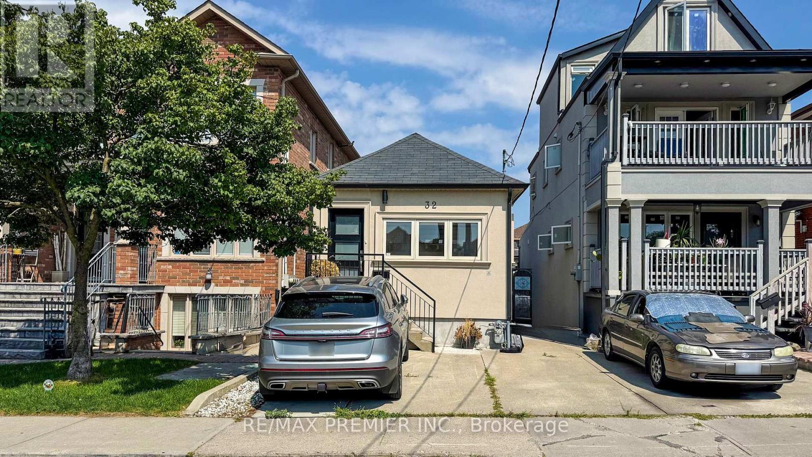 Photo 1 of 32 Amherst Avenue, Toronto ON
