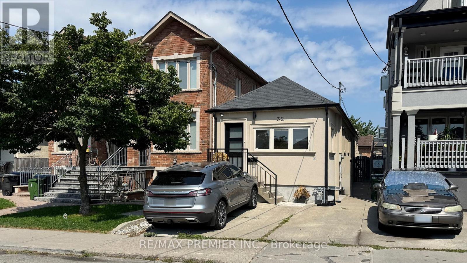 Photo 2 of 32 Amherst Avenue, Toronto ON