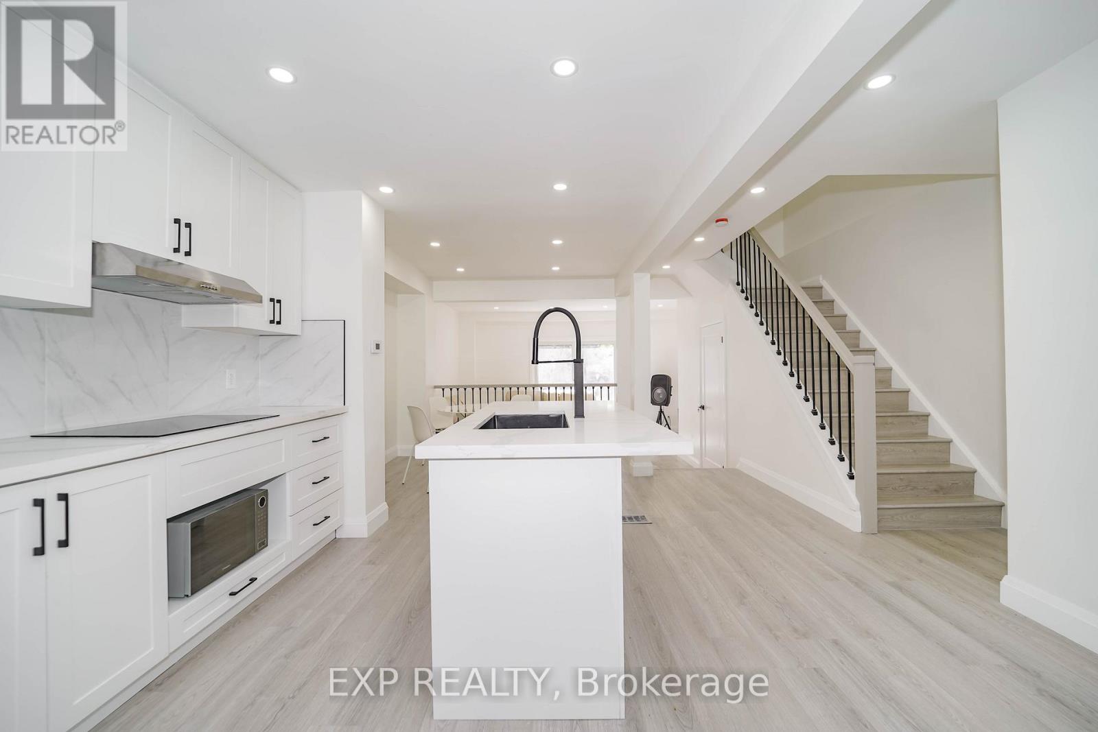 Photo 10 of 25 Nabob Crescent, Toronto ON