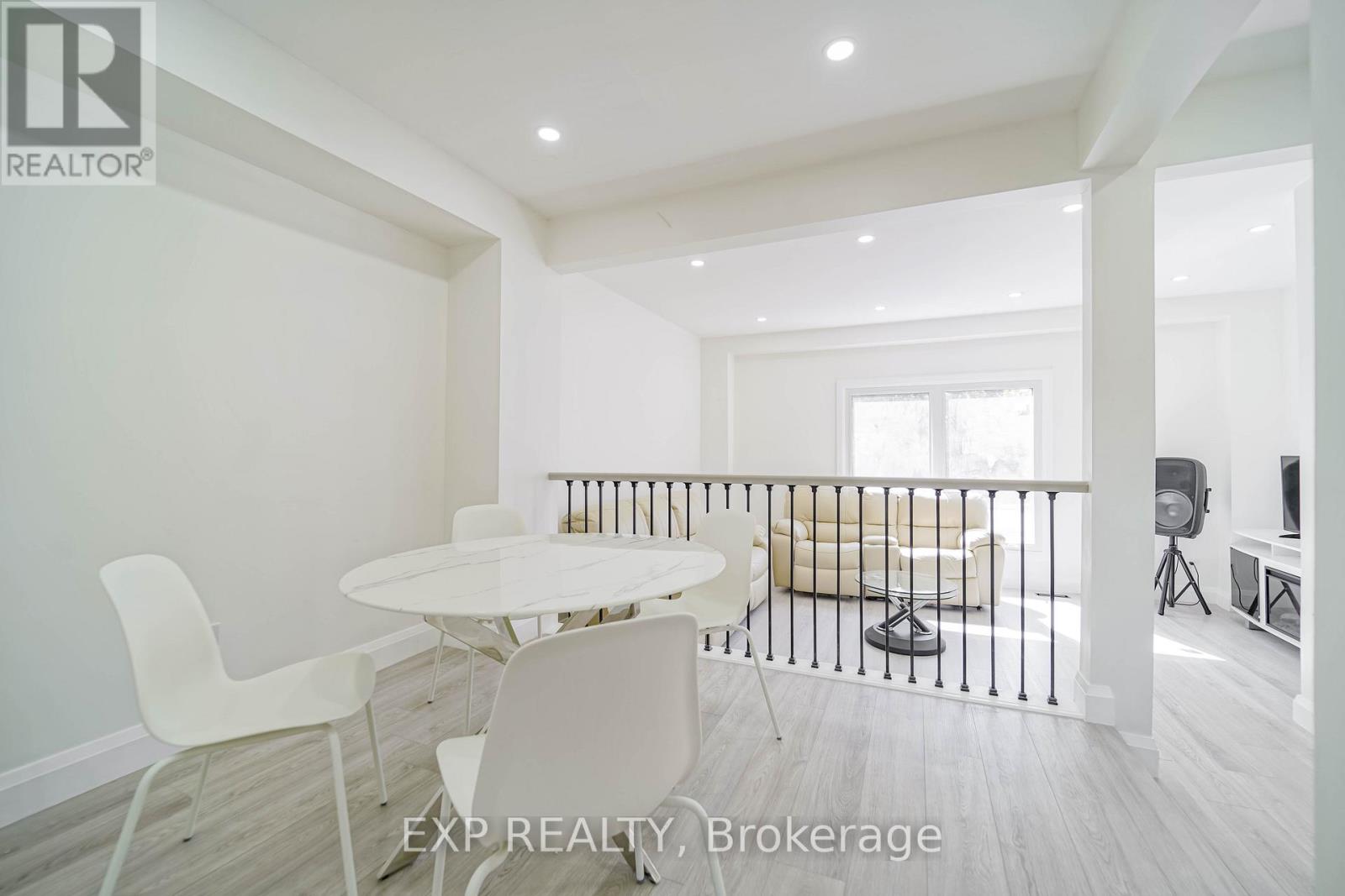 Photo 12 of 25 Nabob Crescent, Toronto ON