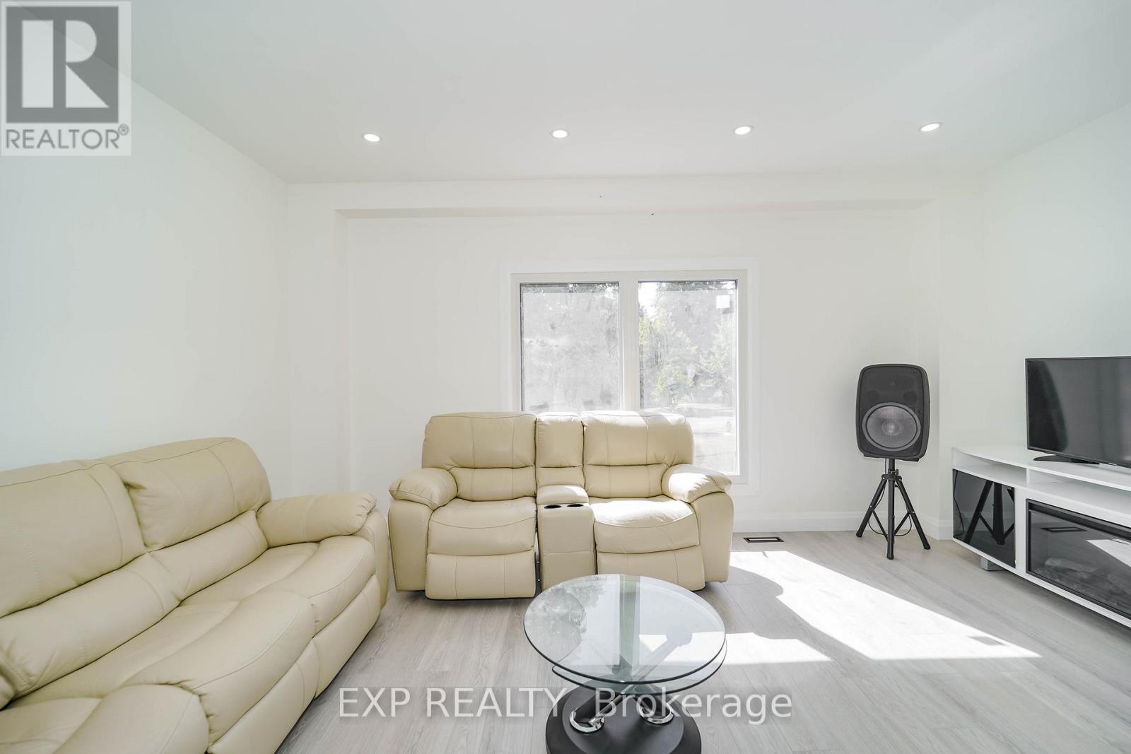 Photo 7 of 25 Nabob Crescent, Toronto ON