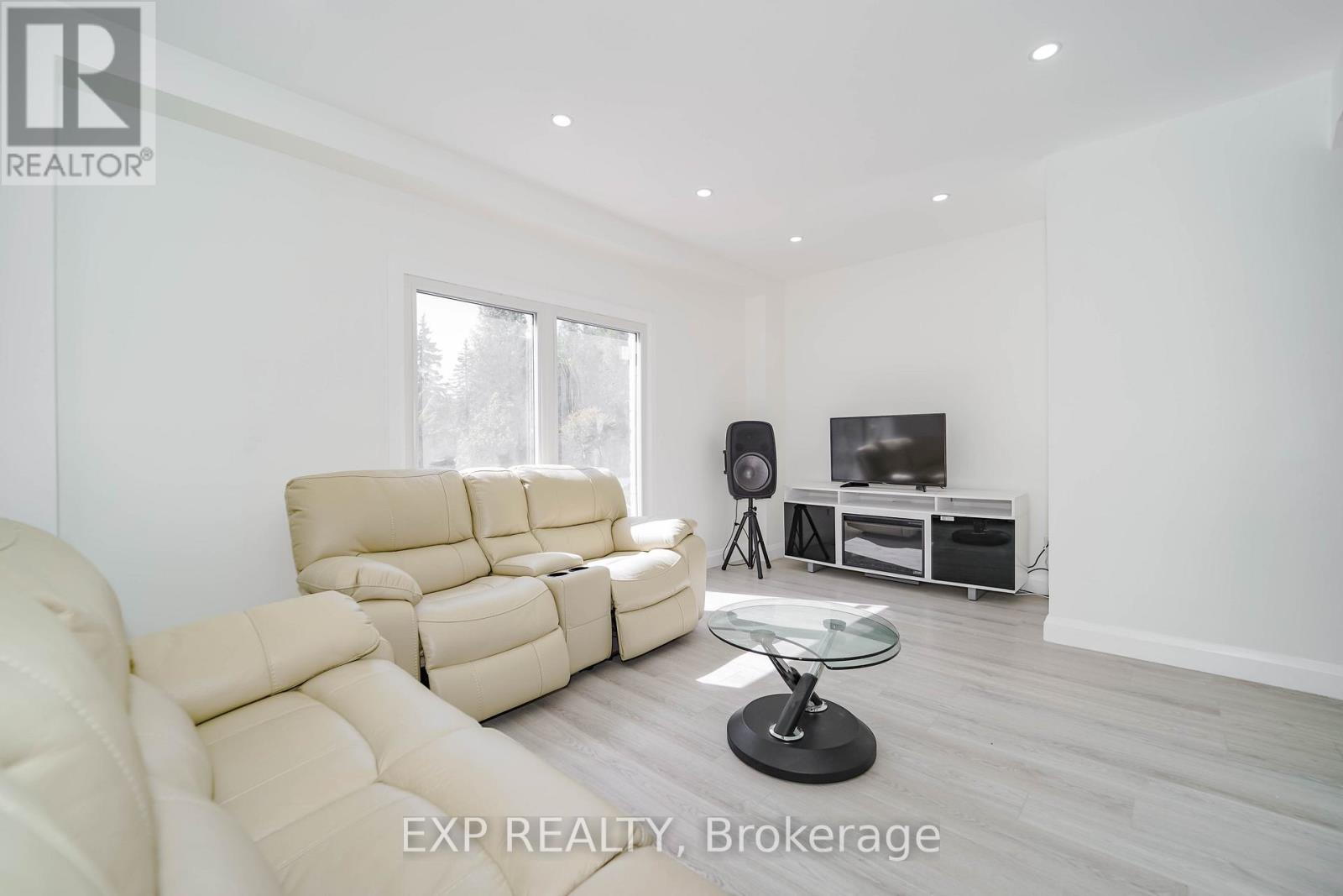 Photo 8 of 25 Nabob Crescent, Toronto ON
