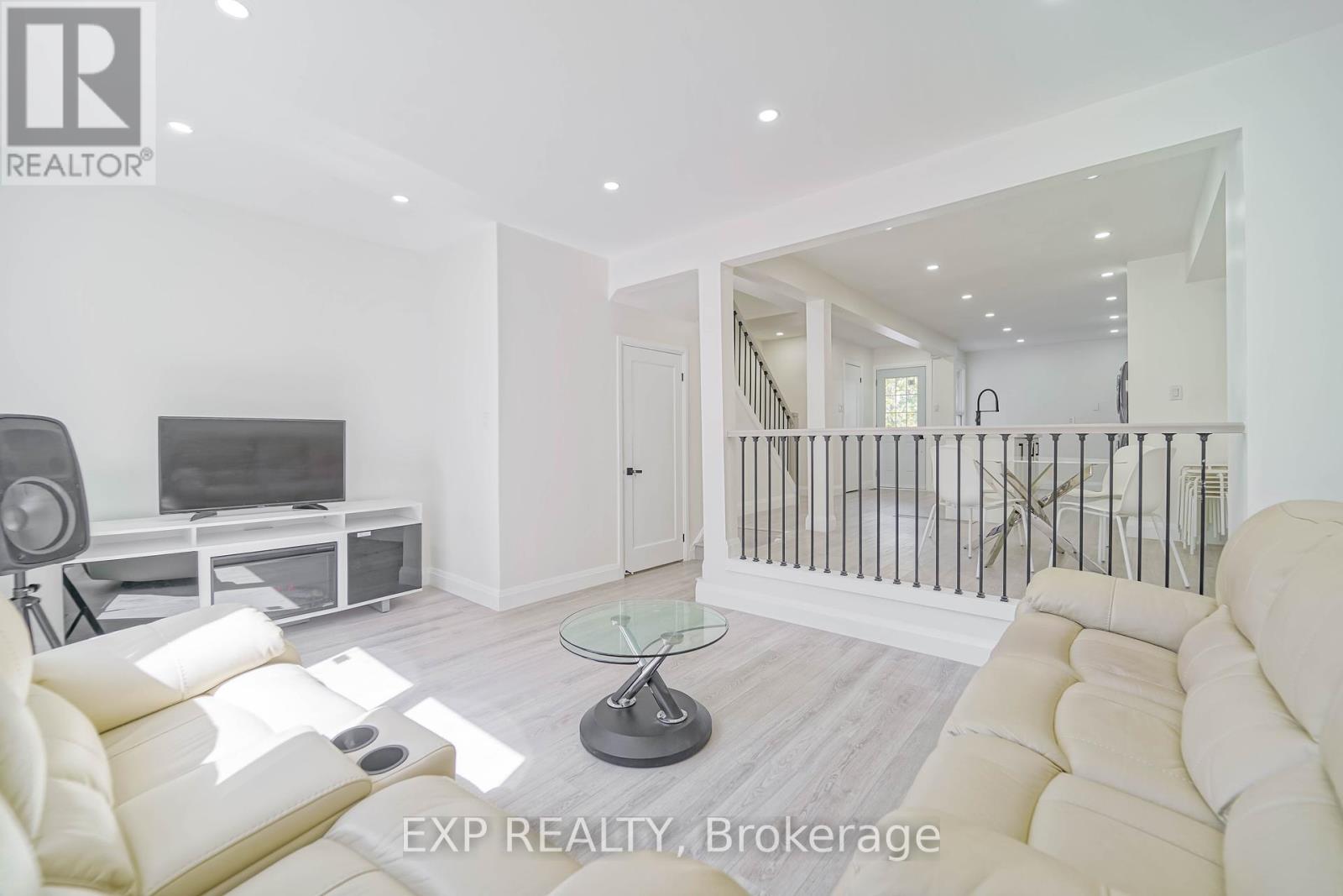 Photo 9 of 25 Nabob Crescent, Toronto ON