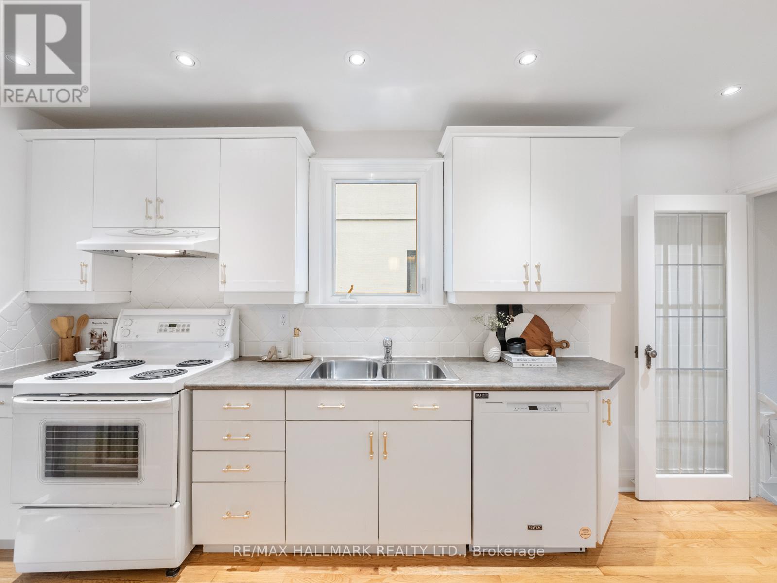 Photo 14 of 11 Briar Dale Boulevard, Toronto ON