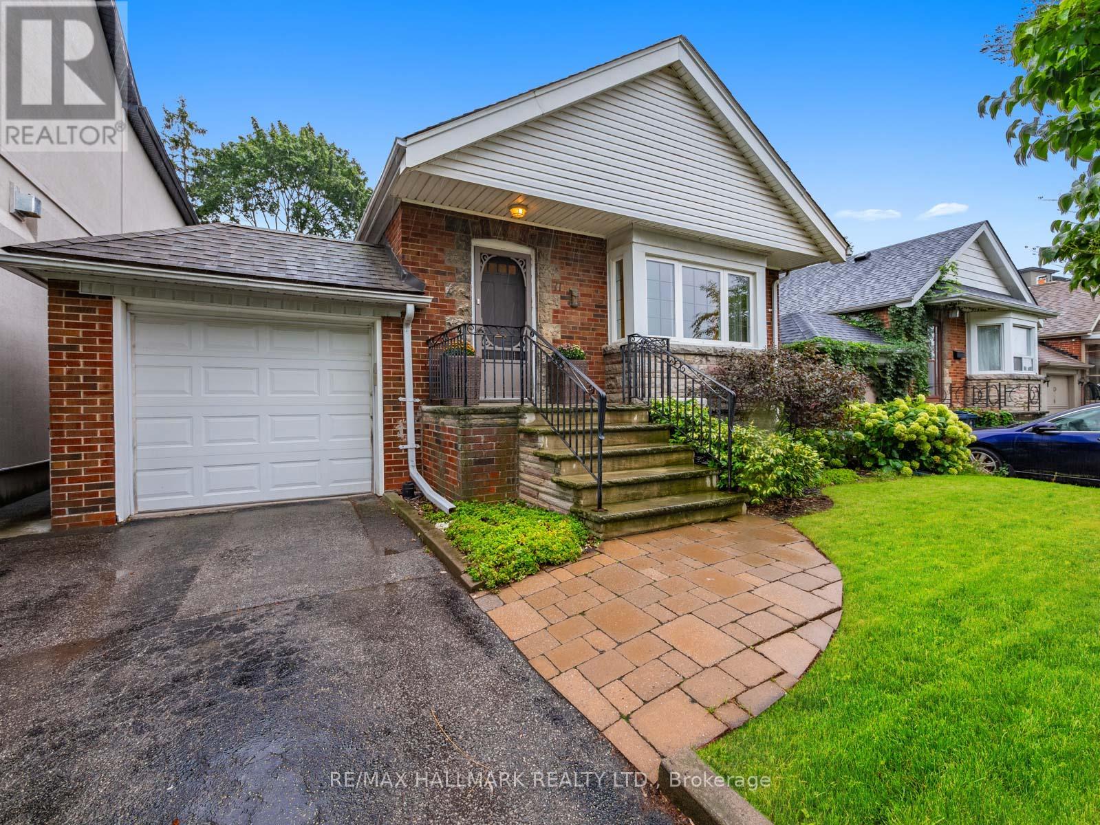 Photo 2 of 11 Briar Dale Boulevard, Toronto ON