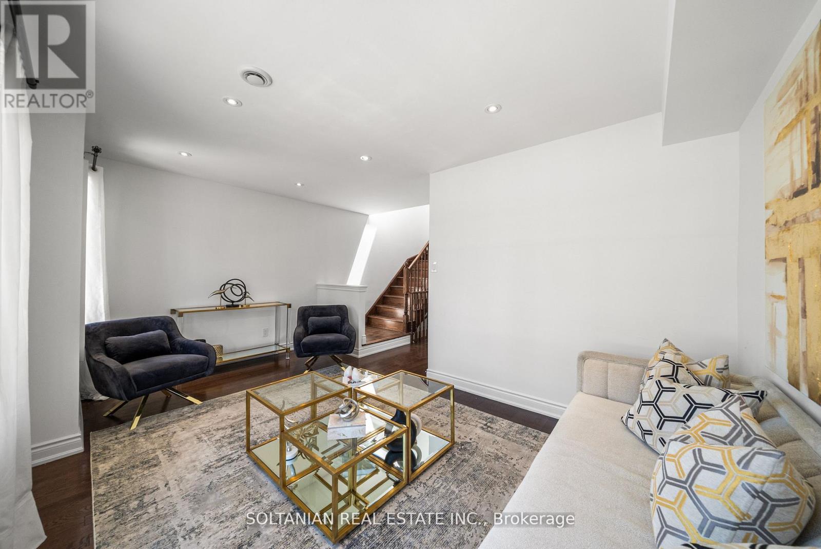 Photo 17 of 25 Slingsby Lane, Toronto ON