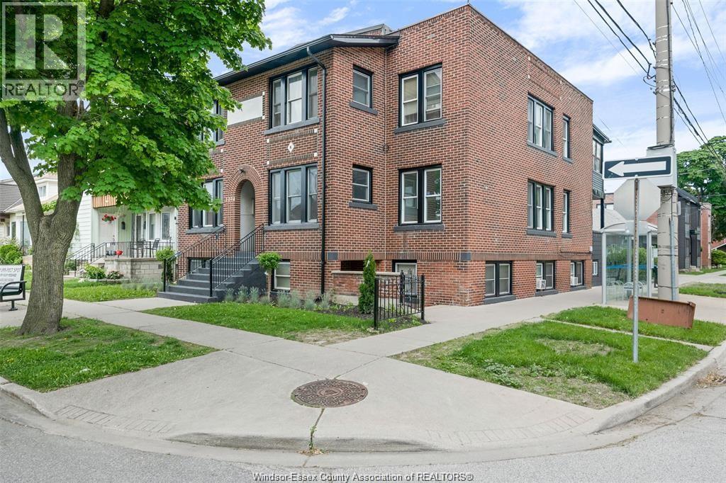 Photo 3 of 1094 Lincoln Road, Windsor ON