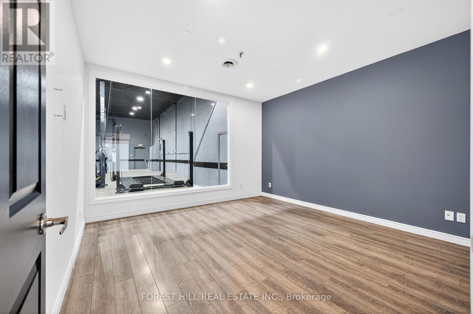 Photo 10 of 11 241 Edgeley Boulevard, Vaughan ON