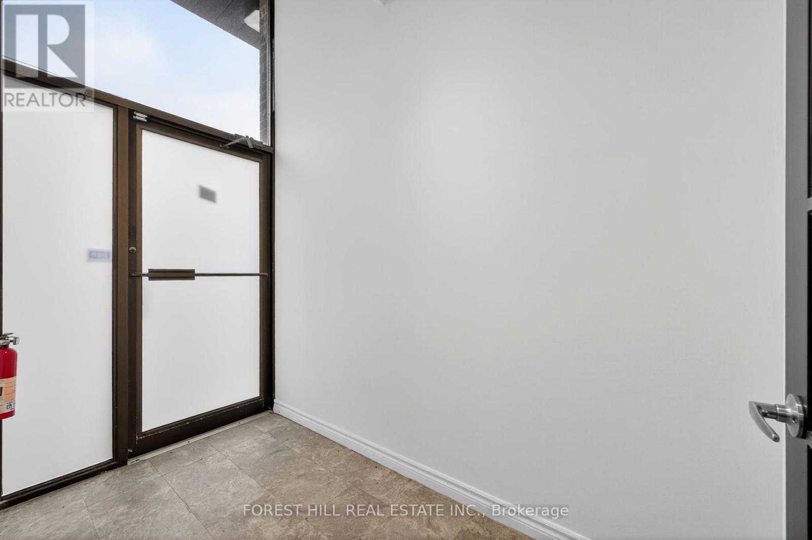 Photo 4 of 11 241 Edgeley Boulevard, Vaughan ON