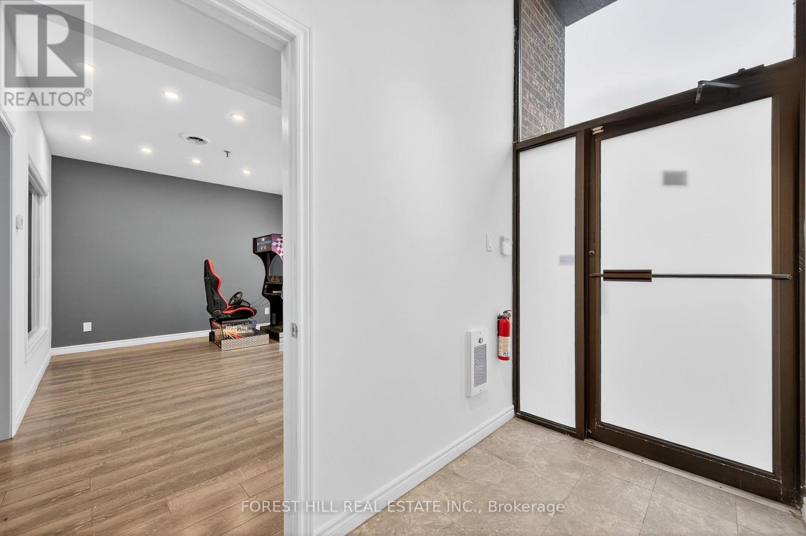 Photo 5 of 11 241 Edgeley Boulevard, Vaughan ON