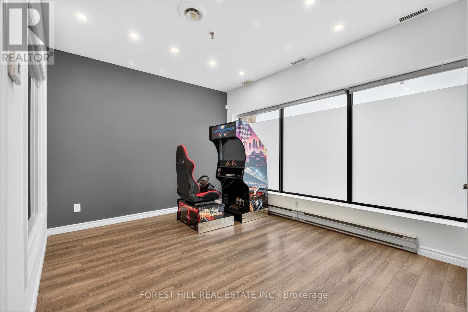 Photo 7 of 11 241 Edgeley Boulevard, Vaughan ON