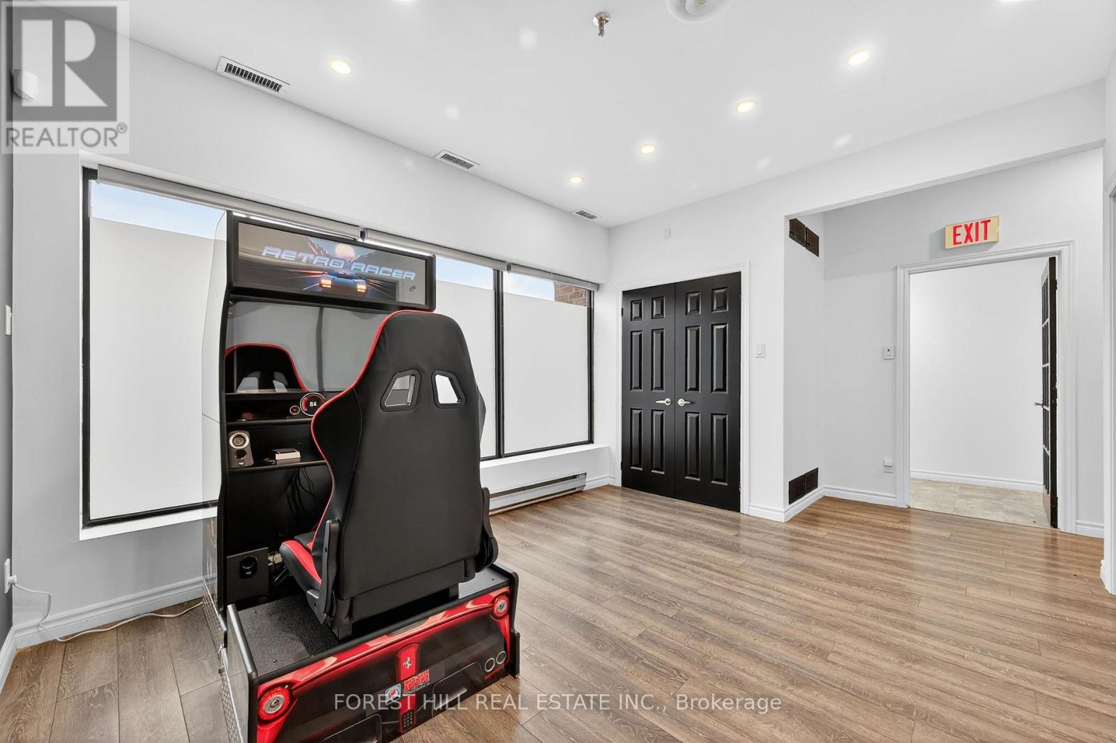 Photo 9 of 11 241 Edgeley Boulevard, Vaughan ON