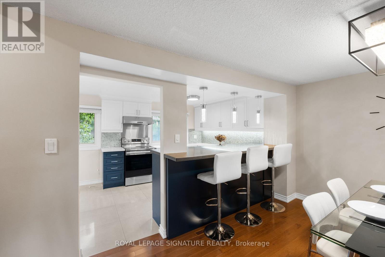 Photo 10 of 10 Thatchers Mill Way, Markham ON
