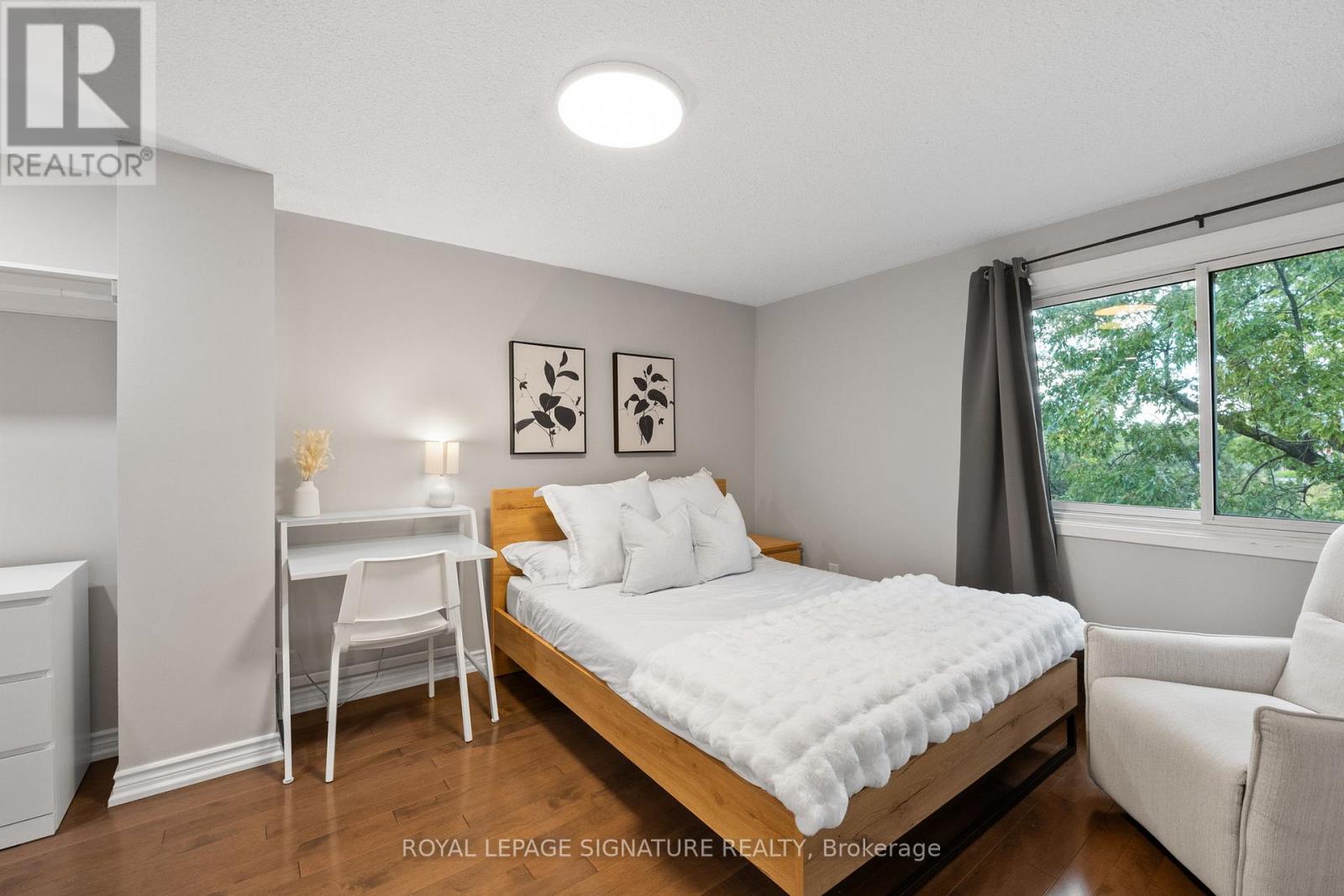 Photo 14 of 10 Thatchers Mill Way, Markham ON