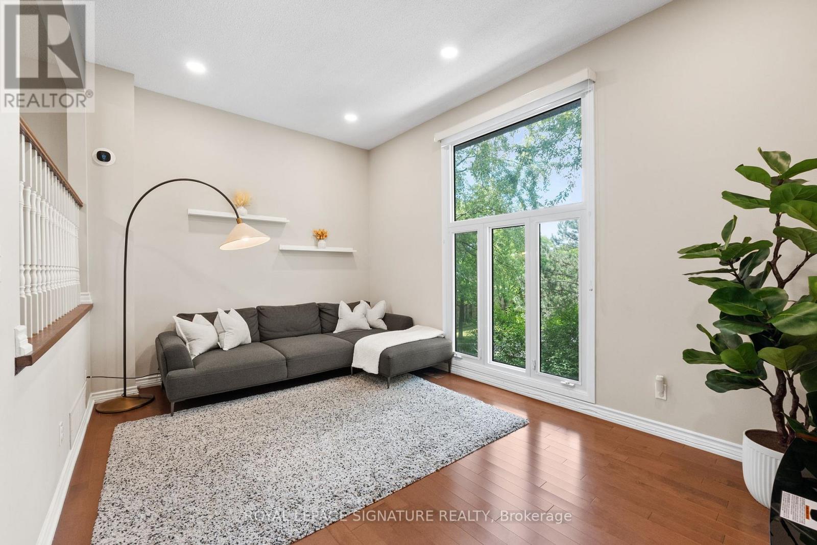 Photo 2 of 10 Thatchers Mill Way, Markham ON