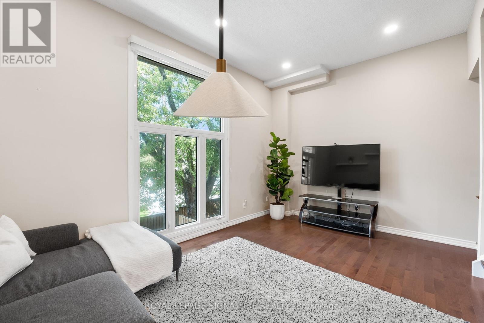 Photo 3 of 10 Thatchers Mill Way, Markham ON