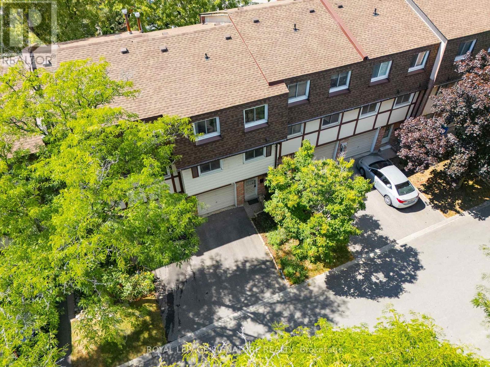 Photo 33 of 10 Thatchers Mill Way, Markham ON