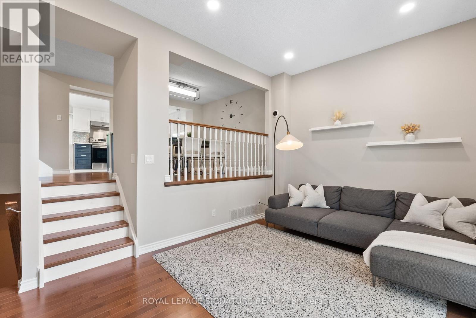 Photo 5 of 10 Thatchers Mill Way, Markham ON