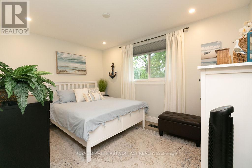 Photo 10 of 20 Ottaway Avenue, Barrie ON
