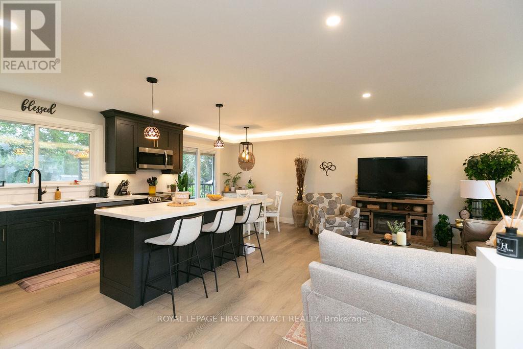 Photo 4 of 20 Ottaway Avenue, Barrie ON