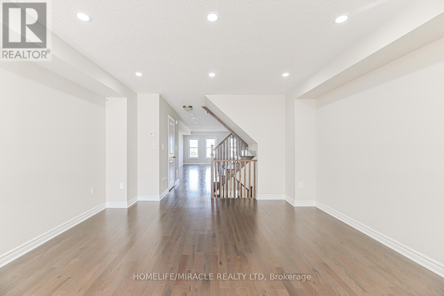 Photo 17 of 35 Finegan Circle, Brampton ON