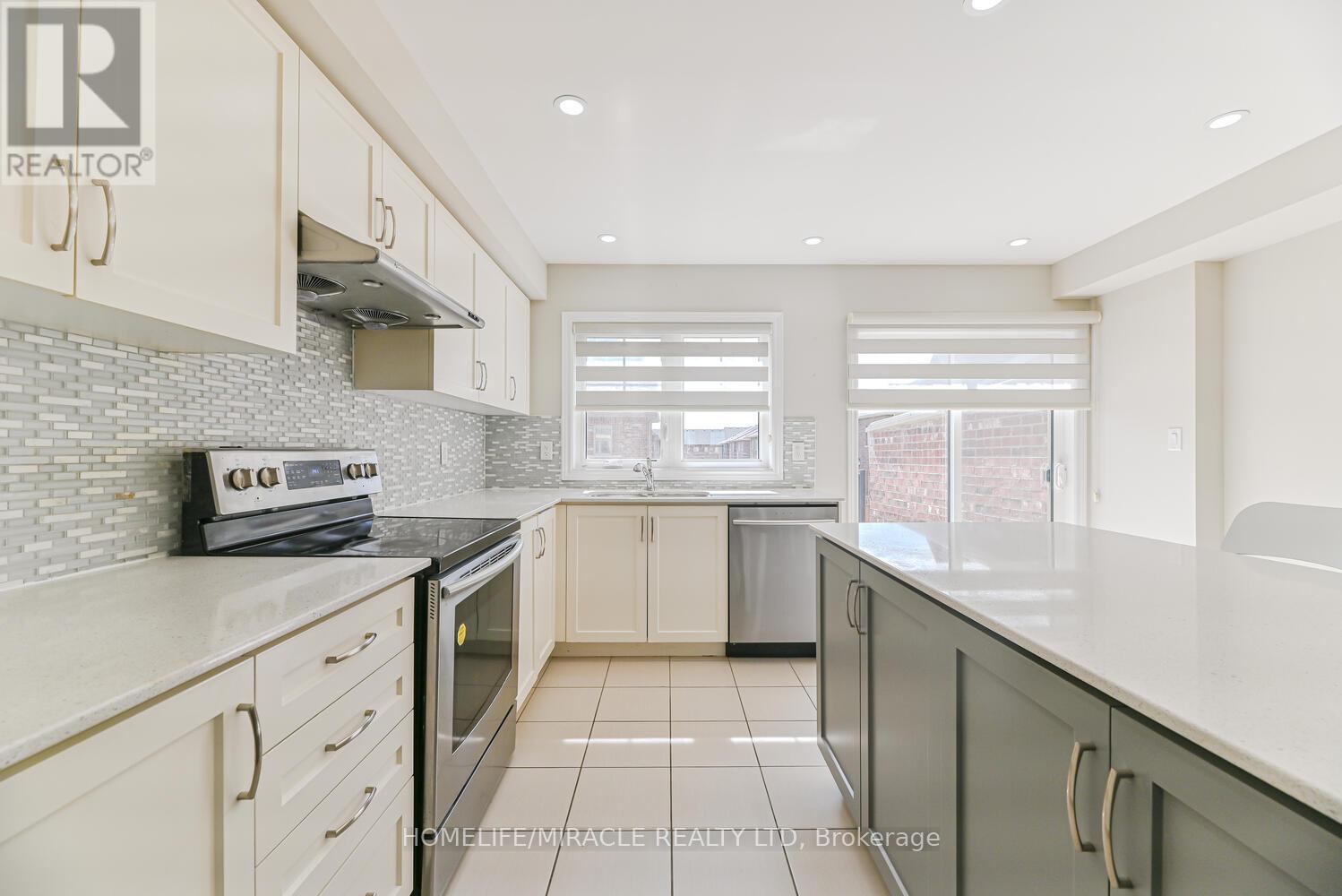 Photo 20 of 35 Finegan Circle, Brampton ON
