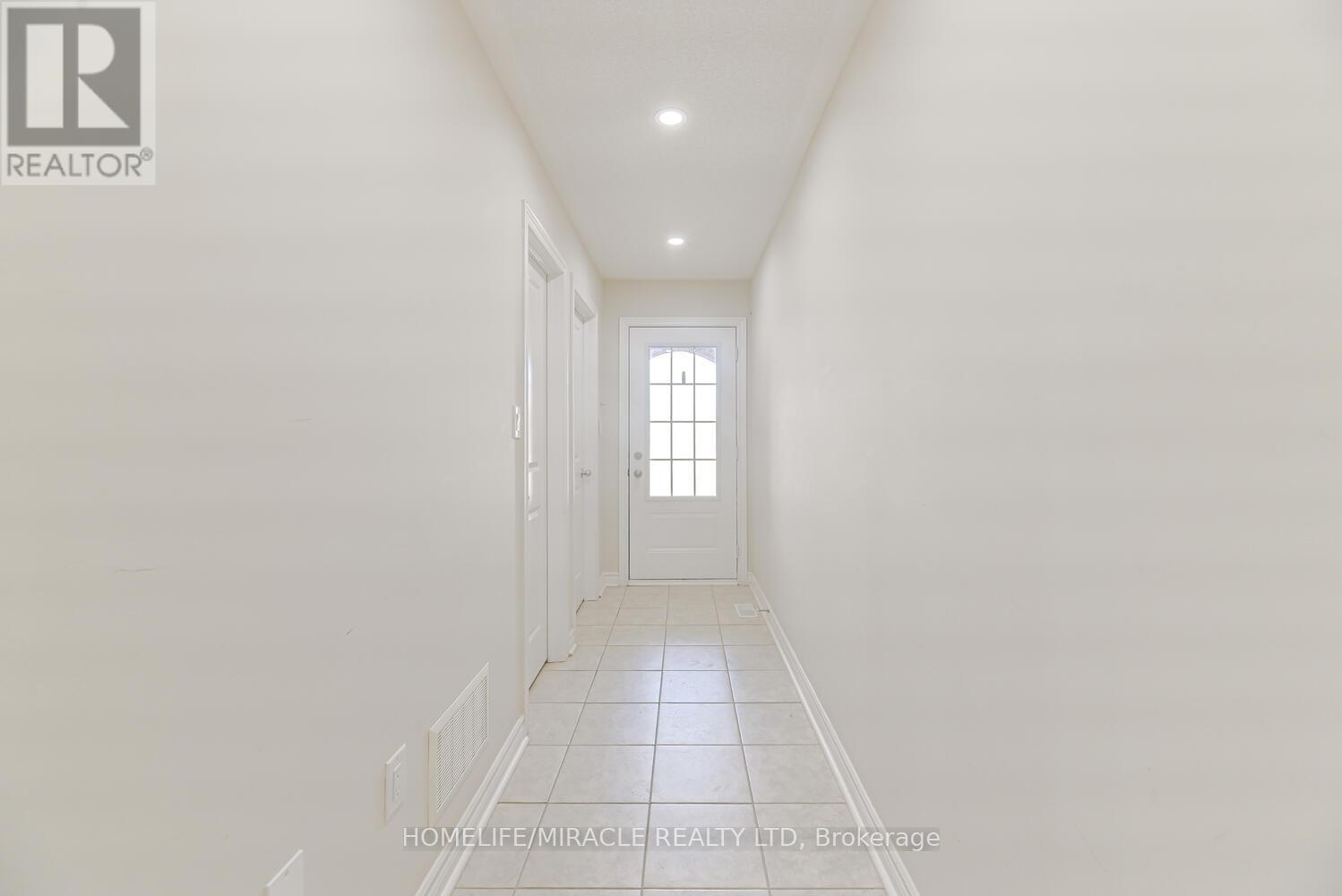Photo 4 of 35 Finegan Circle, Brampton ON