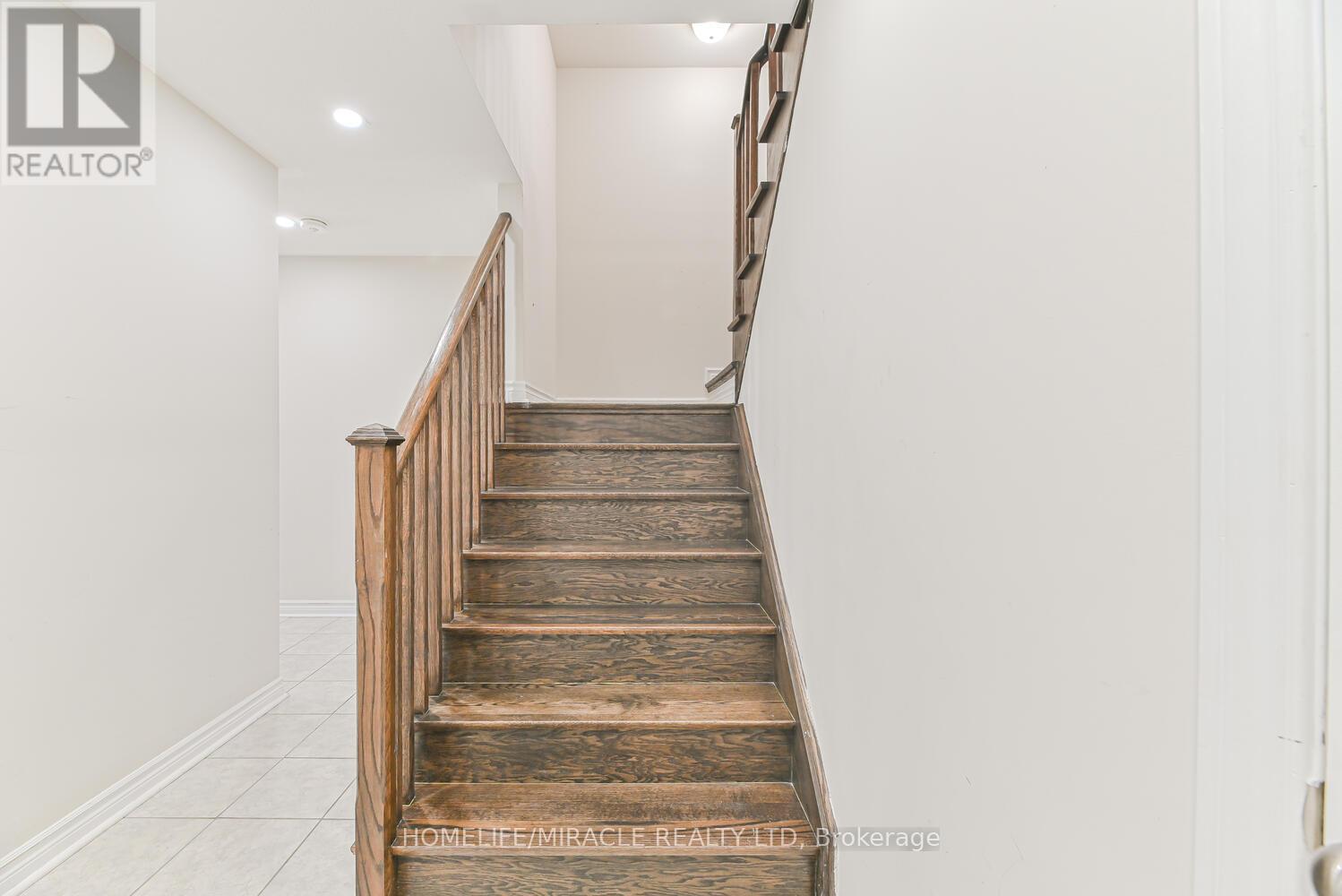 Photo 11 of 35 Finegan Circle, Brampton ON