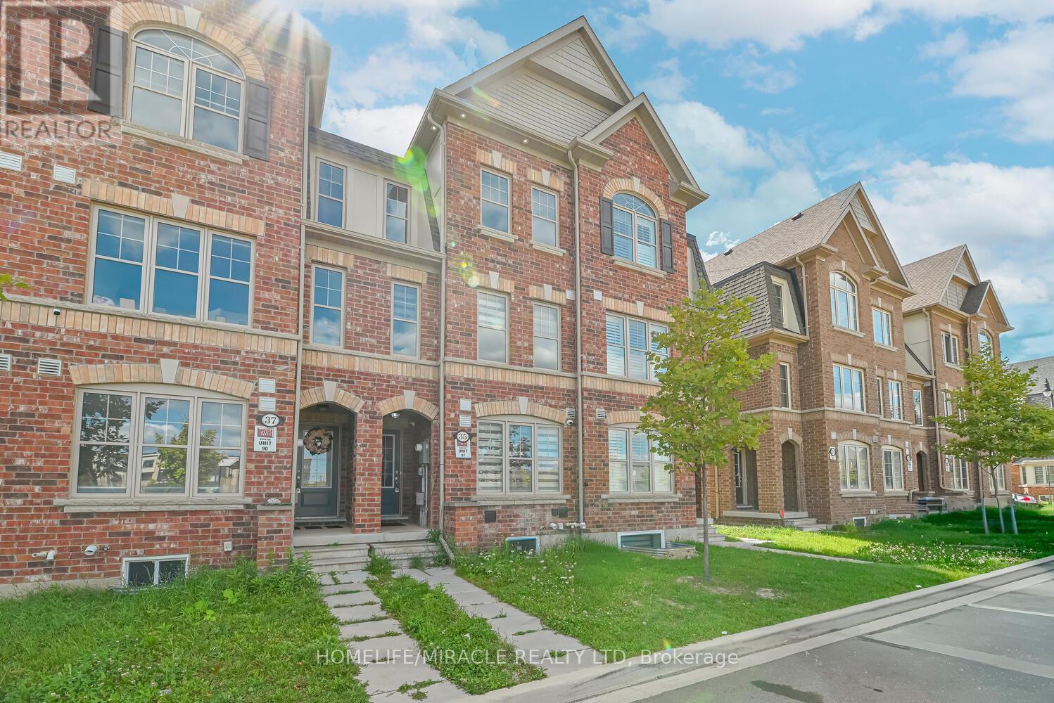 Photo 2 of 35 Finegan Circle, Brampton ON